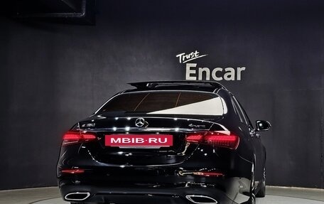 Mercedes-Benz E-Класс, 2023 год, 4 600 000 рублей, 4 фотография