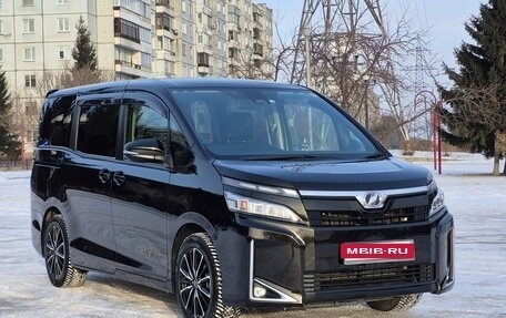 Toyota Voxy III, 2017 год, 2 150 000 рублей, 1 фотография