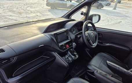 Toyota Voxy III, 2017 год, 2 150 000 рублей, 16 фотография