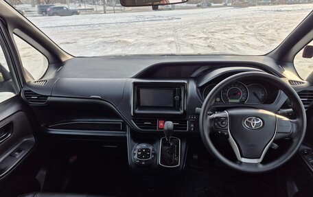 Toyota Voxy III, 2017 год, 2 150 000 рублей, 13 фотография