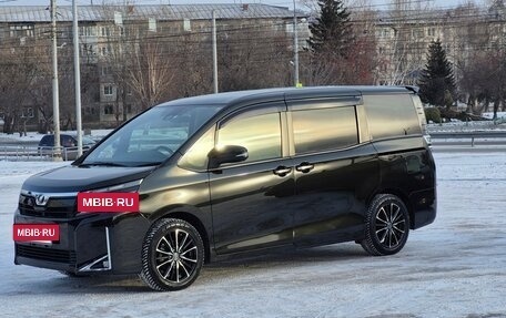 Toyota Voxy III, 2017 год, 2 150 000 рублей, 4 фотография