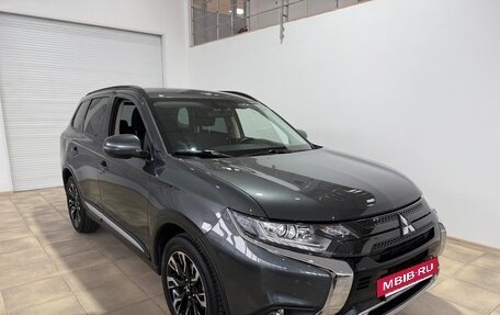 Mitsubishi Outlander III рестайлинг 3, 2022 год, 2 800 000 рублей, 2 фотография