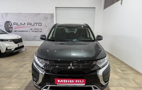 Mitsubishi Outlander III рестайлинг 3, 2022 год, 2 800 000 рублей, 3 фотография