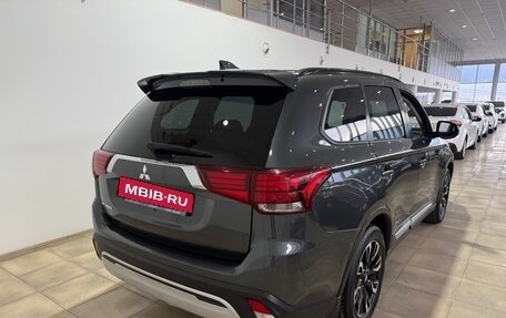 Mitsubishi Outlander III рестайлинг 3, 2022 год, 2 800 000 рублей, 6 фотография