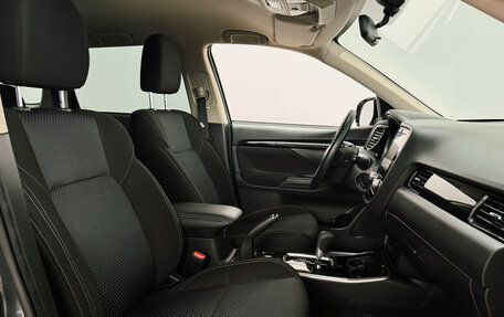 Mitsubishi Outlander III рестайлинг 3, 2022 год, 2 800 000 рублей, 20 фотография