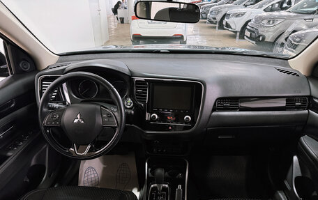 Mitsubishi Outlander III рестайлинг 3, 2022 год, 2 800 000 рублей, 18 фотография