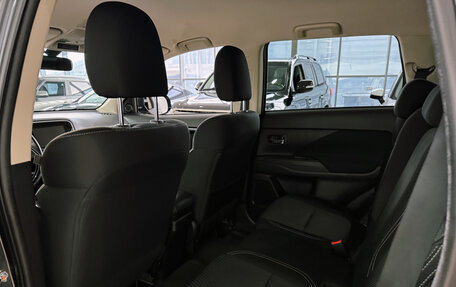 Mitsubishi Outlander III рестайлинг 3, 2022 год, 2 800 000 рублей, 23 фотография