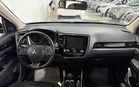 Mitsubishi Outlander III рестайлинг 3, 2022 год, 2 800 000 рублей, 17 фотография