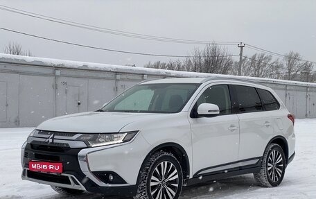 Mitsubishi Outlander III рестайлинг 3, 2018 год, 2 120 000 рублей, 1 фотография