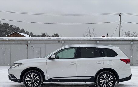 Mitsubishi Outlander III рестайлинг 3, 2018 год, 2 120 000 рублей, 2 фотография