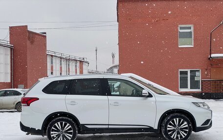 Mitsubishi Outlander III рестайлинг 3, 2018 год, 2 120 000 рублей, 6 фотография
