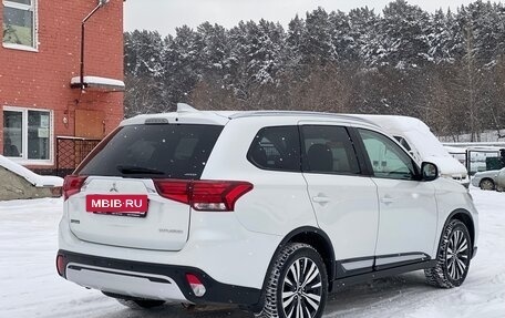 Mitsubishi Outlander III рестайлинг 3, 2018 год, 2 120 000 рублей, 5 фотография