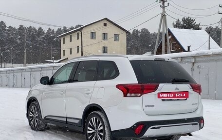 Mitsubishi Outlander III рестайлинг 3, 2018 год, 2 120 000 рублей, 3 фотография