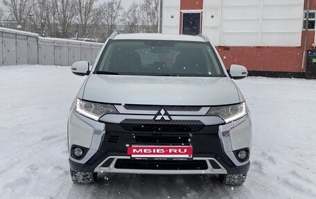 Mitsubishi Outlander III рестайлинг 3, 2018 год, 2 120 000 рублей, 8 фотография