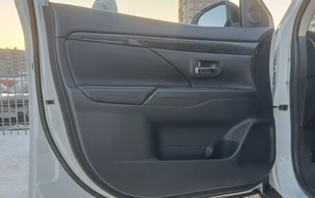 Mitsubishi Outlander III рестайлинг 3, 2016 год, 2 100 000 рублей, 11 фотография