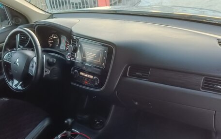 Mitsubishi Outlander III рестайлинг 3, 2016 год, 2 100 000 рублей, 14 фотография