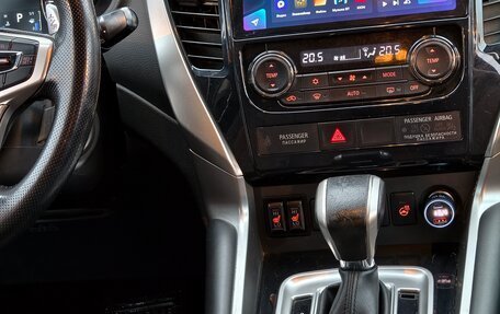 Mitsubishi Pajero Sport III рестайлинг, 2018 год, 2 300 000 рублей, 16 фотография