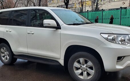 Toyota Land Cruiser Prado 150 рестайлинг 2, 2018 год, 4 300 000 рублей, 5 фотография