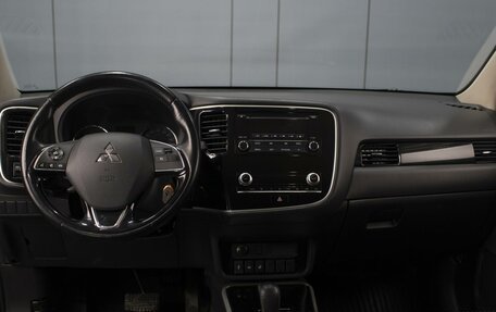 Mitsubishi Outlander III рестайлинг 3, 2021 год, 2 480 000 рублей, 5 фотография