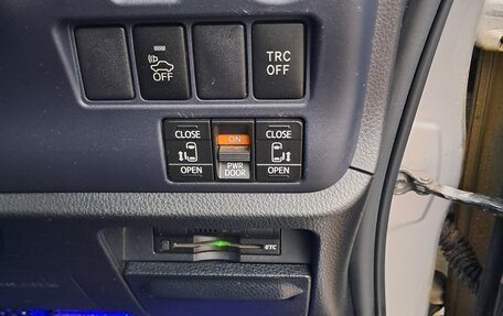 Toyota Voxy III, 2014 год, 2 000 000 рублей, 9 фотография