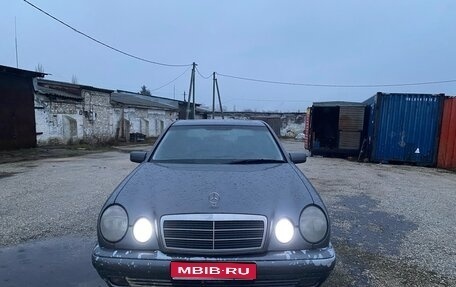Mercedes-Benz E-Класс, 1999 год, 500 000 рублей, 1 фотография