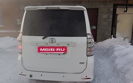 Toyota Voxy II, 2011 год, 1 499 000 рублей, 2 фотография