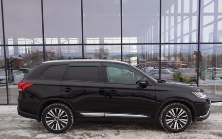 Mitsubishi Outlander III рестайлинг 3, 2019 год, 2 150 000 рублей, 5 фотография