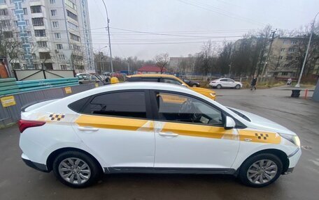 Hyundai Solaris II рестайлинг, 2020 год, 900 000 рублей, 5 фотография