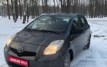 Toyota Yaris III рестайлинг, 2009 год, 550 000 рублей, 1 фотография