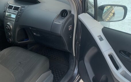 Toyota Yaris III рестайлинг, 2009 год, 550 000 рублей, 5 фотография