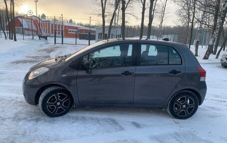 Toyota Yaris III рестайлинг, 2009 год, 550 000 рублей, 2 фотография