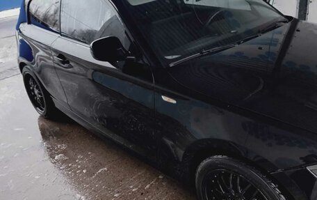 BMW 1 серия, 2011 год, 740 000 рублей, 2 фотография