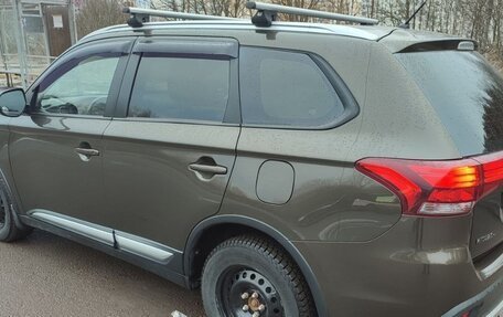 Mitsubishi Outlander III рестайлинг 3, 2016 год, 1 700 000 рублей, 8 фотография