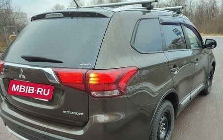 Mitsubishi Outlander III рестайлинг 3, 2016 год, 1 700 000 рублей, 7 фотография