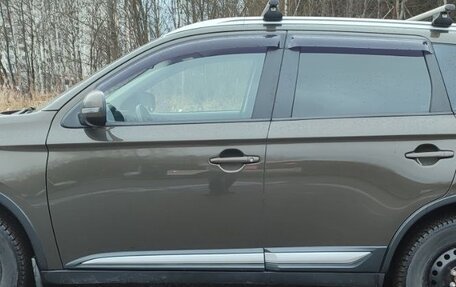 Mitsubishi Outlander III рестайлинг 3, 2016 год, 1 700 000 рублей, 9 фотография