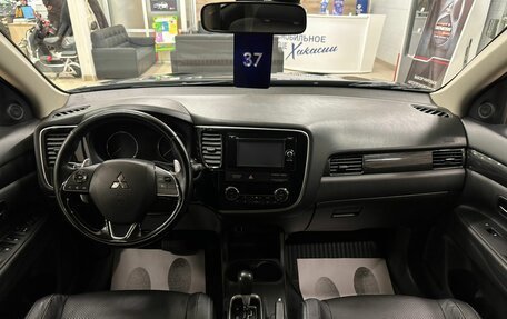 Mitsubishi Outlander III рестайлинг 3, 2016 год, 2 199 999 рублей, 16 фотография