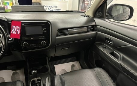 Mitsubishi Outlander III рестайлинг 3, 2016 год, 2 199 999 рублей, 15 фотография
