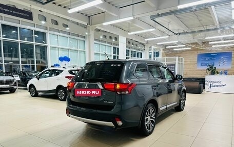 Mitsubishi Outlander III рестайлинг 3, 2016 год, 2 199 999 рублей, 6 фотография