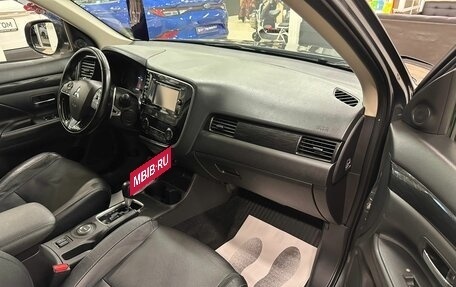 Mitsubishi Outlander III рестайлинг 3, 2016 год, 2 199 999 рублей, 12 фотография