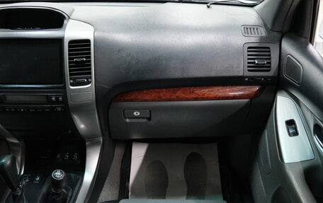 Toyota Land Cruiser Prado 120 рестайлинг, 2003 год, 1 849 000 рублей, 19 фотография