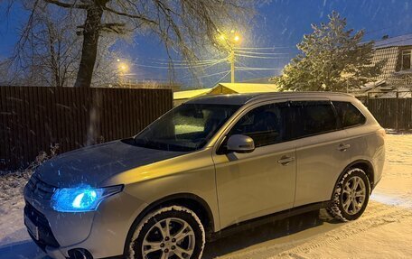 Mitsubishi Outlander III рестайлинг 3, 2014 год, 1 530 000 рублей, 2 фотография