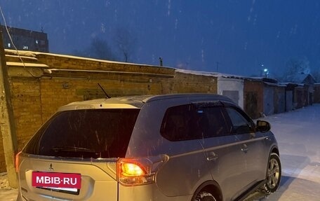 Mitsubishi Outlander III рестайлинг 3, 2014 год, 1 530 000 рублей, 4 фотография