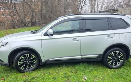 Mitsubishi Outlander III рестайлинг 3, 2021 год, 2 700 000 рублей, 5 фотография