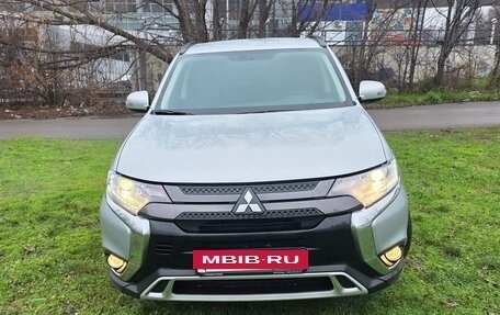 Mitsubishi Outlander III рестайлинг 3, 2021 год, 2 700 000 рублей, 4 фотография