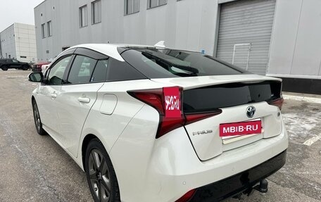 Toyota Prius IV XW50, 2019 год, 1 880 000 рублей, 2 фотография