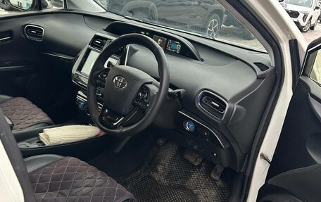 Toyota Prius IV XW50, 2019 год, 1 880 000 рублей, 5 фотография