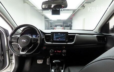 KIA Stonic, 2021 год, 1 350 000 рублей, 8 фотография