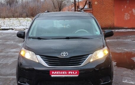 Toyota Sienna III, 2012 год, 1 900 000 рублей, 2 фотография