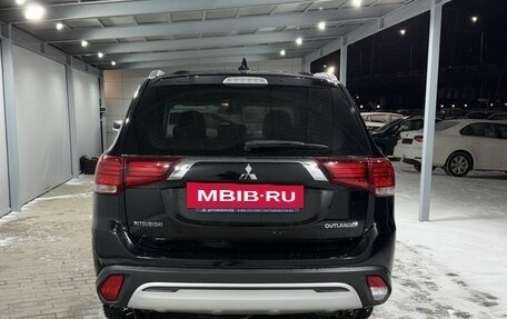 Mitsubishi Outlander III рестайлинг 3, 2018 год, 2 049 000 рублей, 4 фотография