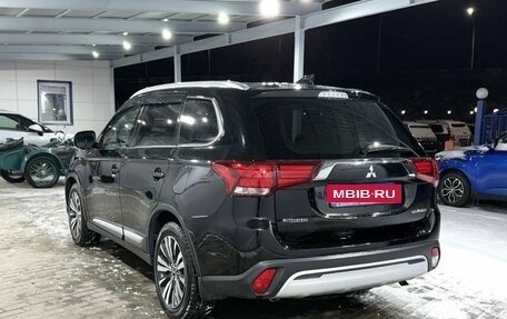 Mitsubishi Outlander III рестайлинг 3, 2018 год, 2 049 000 рублей, 3 фотография